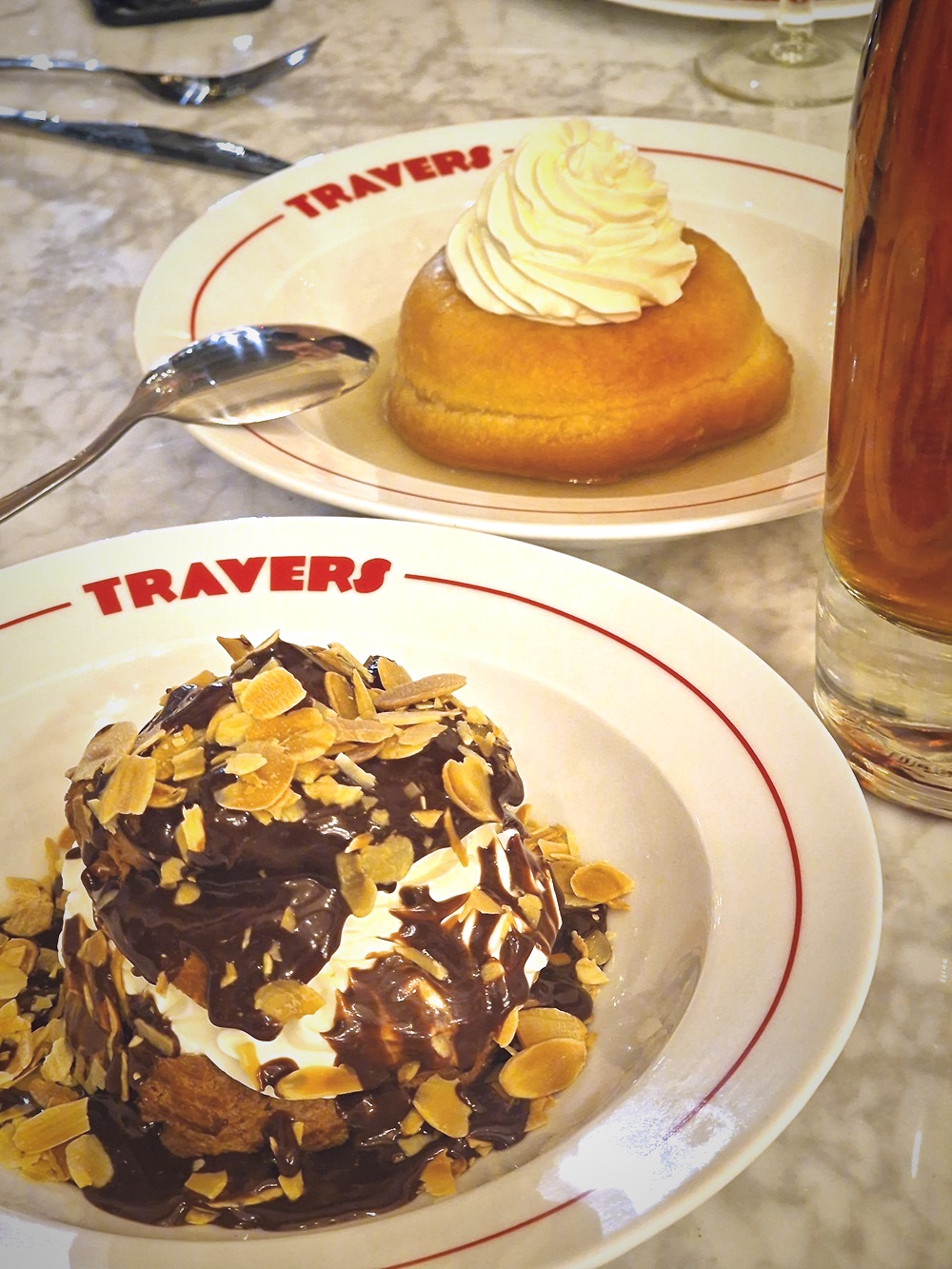 Chez Travers à MArseille, des baba au rhum et des profiteroles
