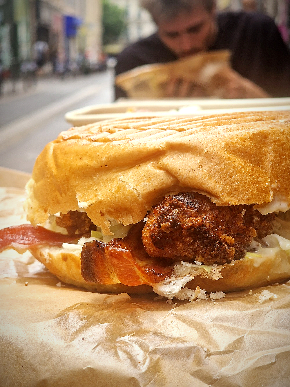 Le poulet croustillant servi au Café Brioche à Marseille