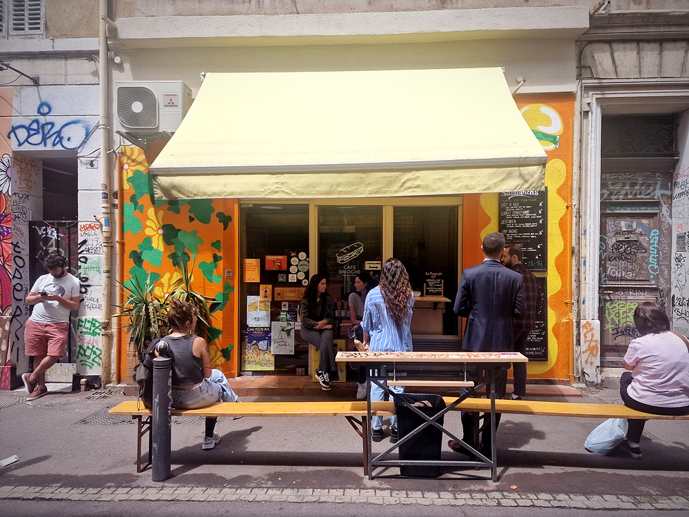 La façade du café Brioche