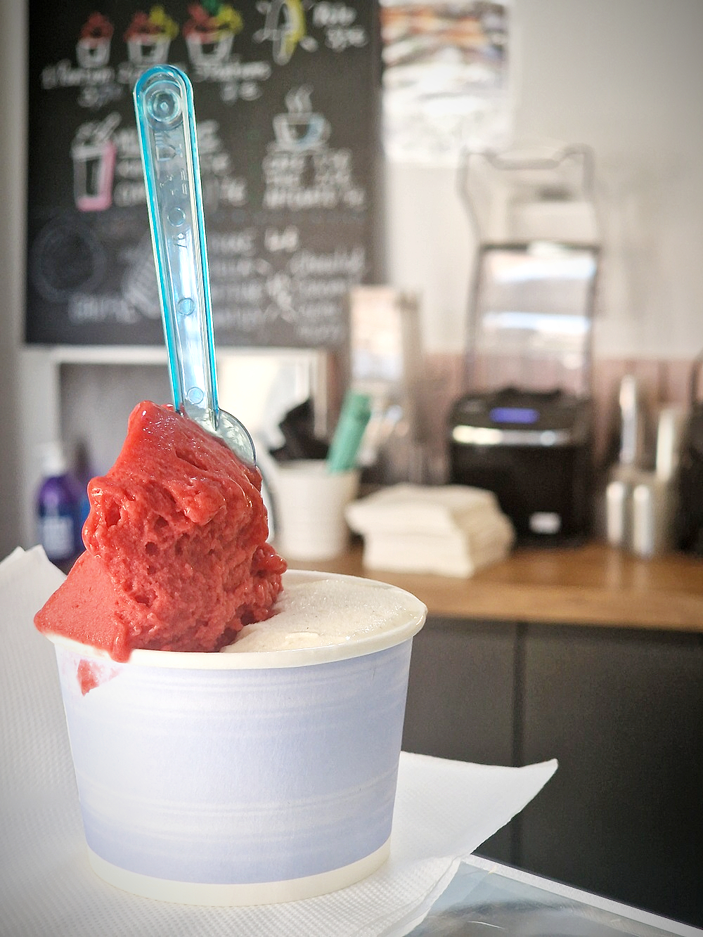 Aux Goudes quand tu reviens cramé de la mer, la pause s'impose à la Gelateria des Goudes. Glace, affogato, brioche sicilienne, tu choisis !