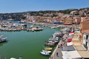 le port de cassis au cœur de l'été 2024