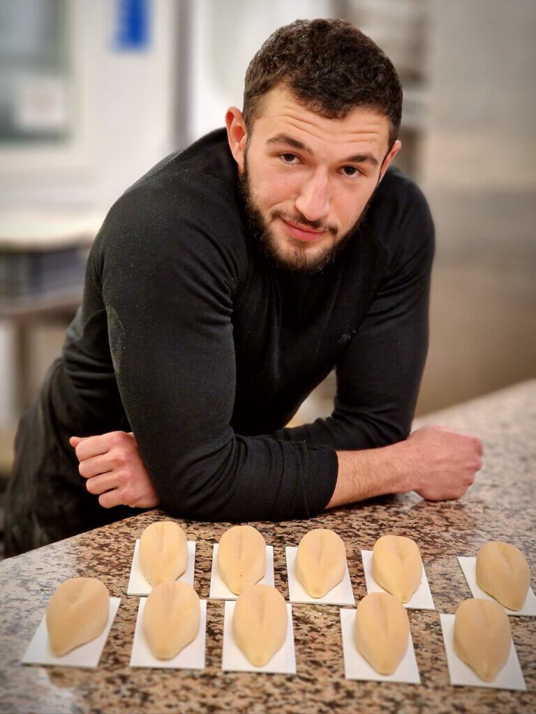 Sadji Ighit, chef pâtissier du traiteur Marrou à Marseille présente sa navette-entremets
