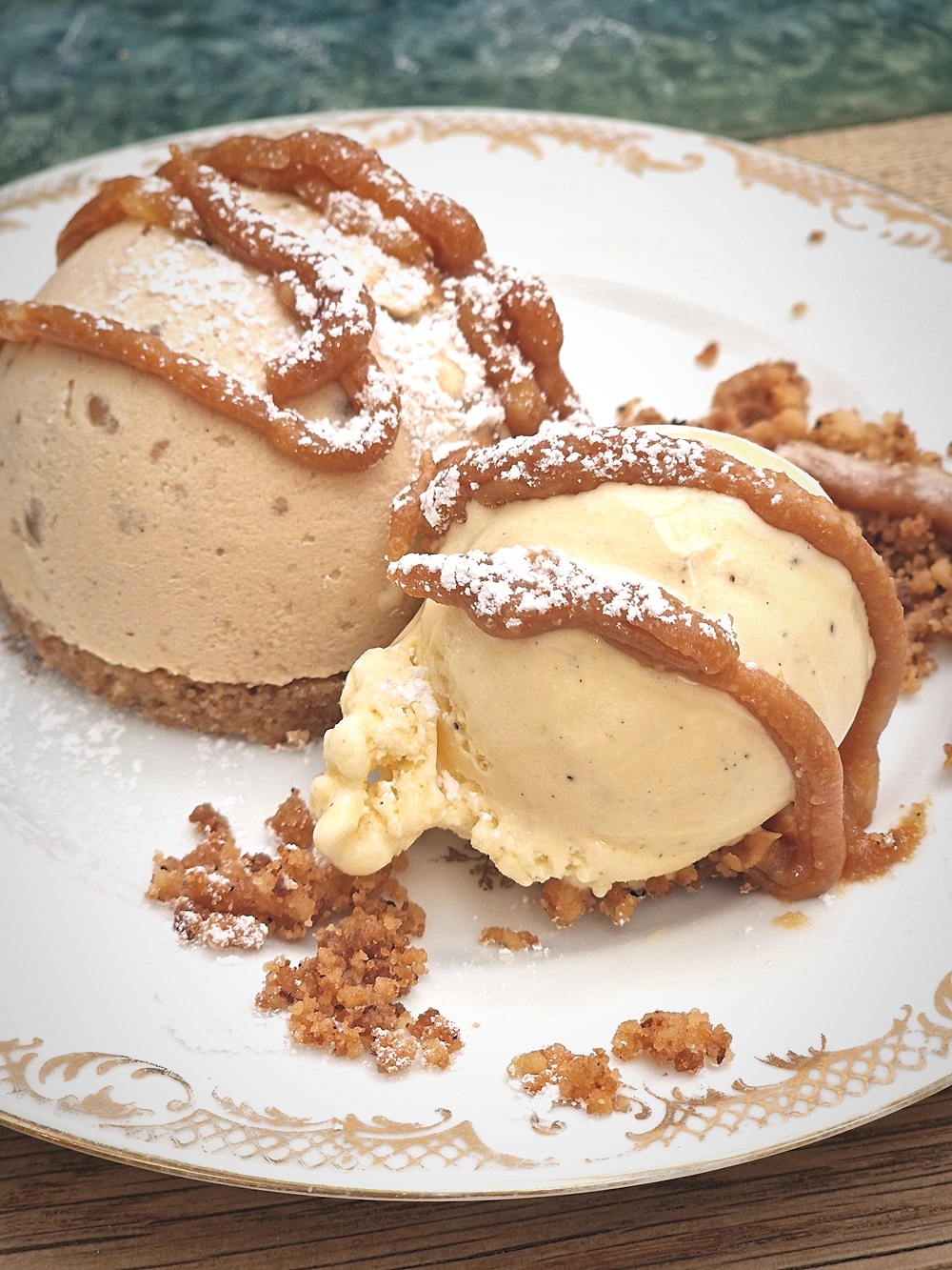 Une tarte aux noix façon entremets au restaurant - brasserie le Figaro quartier Bois Luzy à Marseille