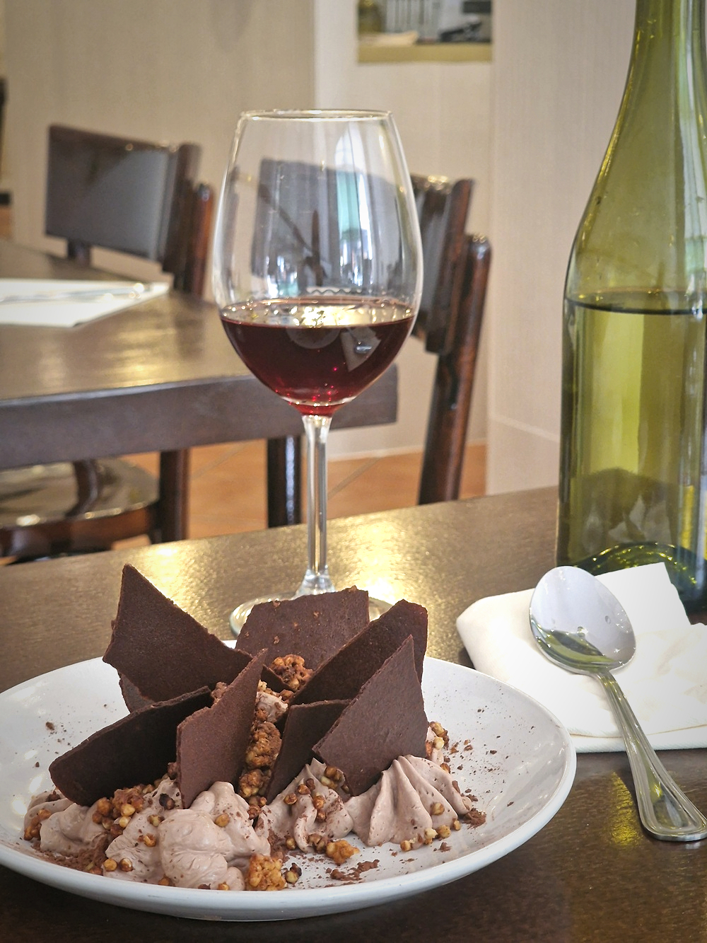 Dessert choco et vin rouge nature chez Mauvaise Herbe