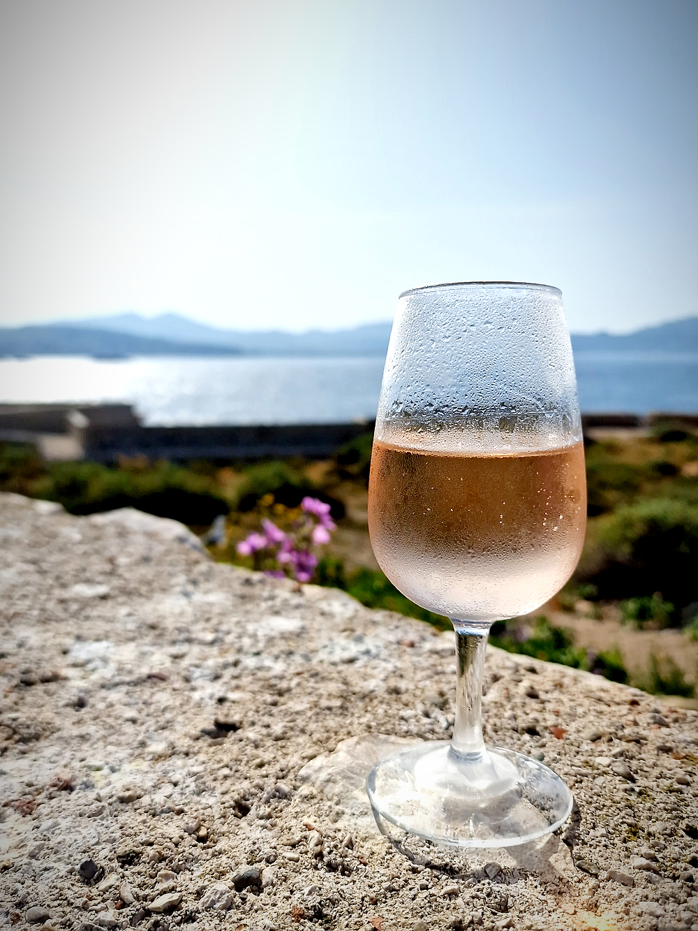 Un verre de rosé en guise d'apéro servi au restaurant du château d'If