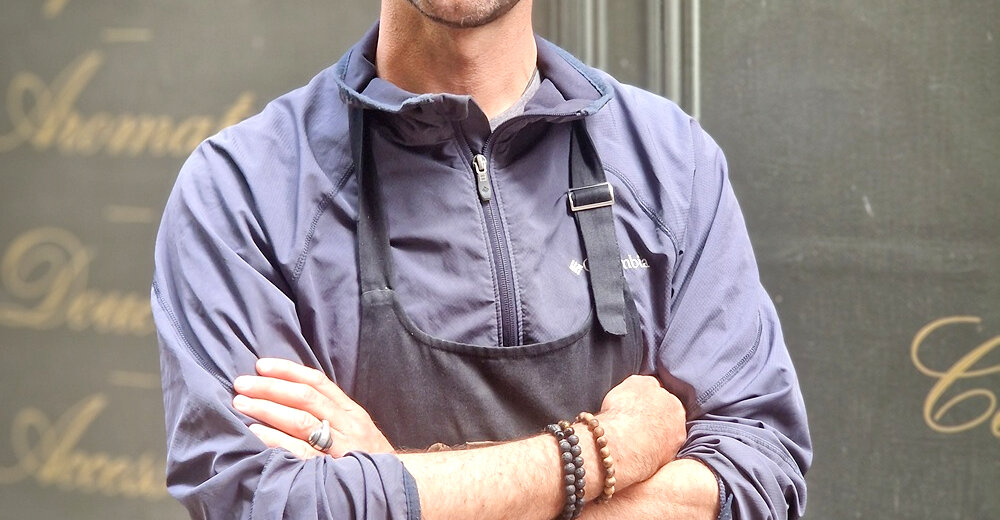Eliot compose les recettes de la Tisanerie du Père Blaize