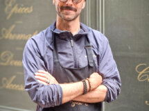 Eliot compose les recettes de la Tisanerie du Père Blaize