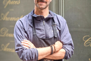 Eliot compose les recettes de la Tisanerie du Père Blaize