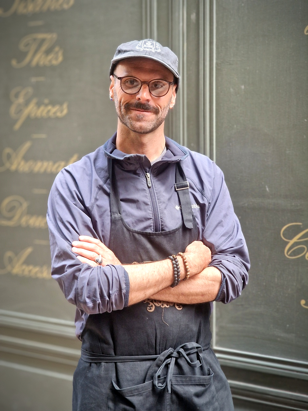Eliot compose les recettes de la Tisanerie du Père Blaize