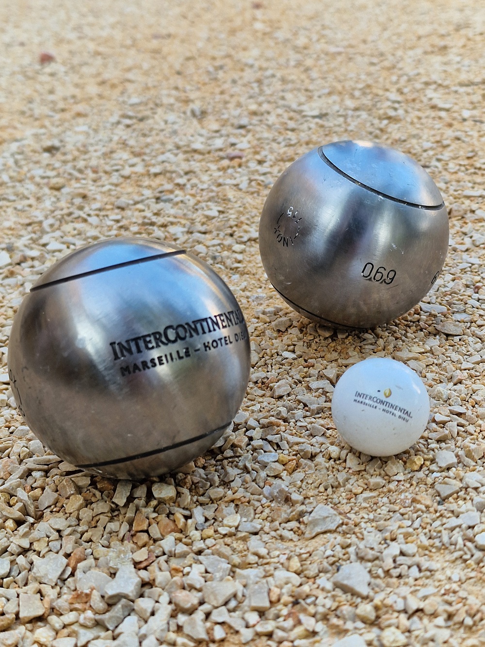 la Boule bleue a estampillé les boules de l'Intercontinental Marseille
