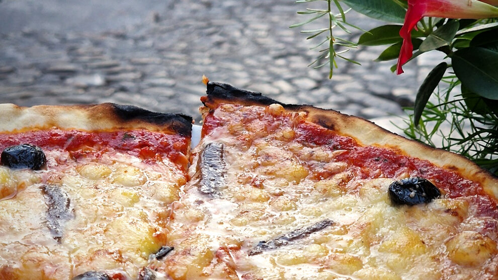 Pizza servie Chez Jo pizzéria à Aix