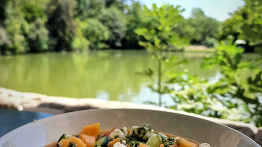 La Buvette du Lac c'est le trésor discret du parc Borély. Ambiance à la cool et cuisine comme à la maison