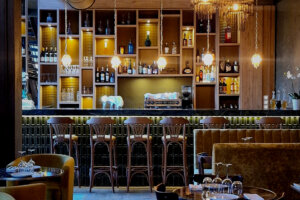 Le Coude à Coude à Mazargues, c'est un restaurant, un bar à vins, qui propose des plats soignés