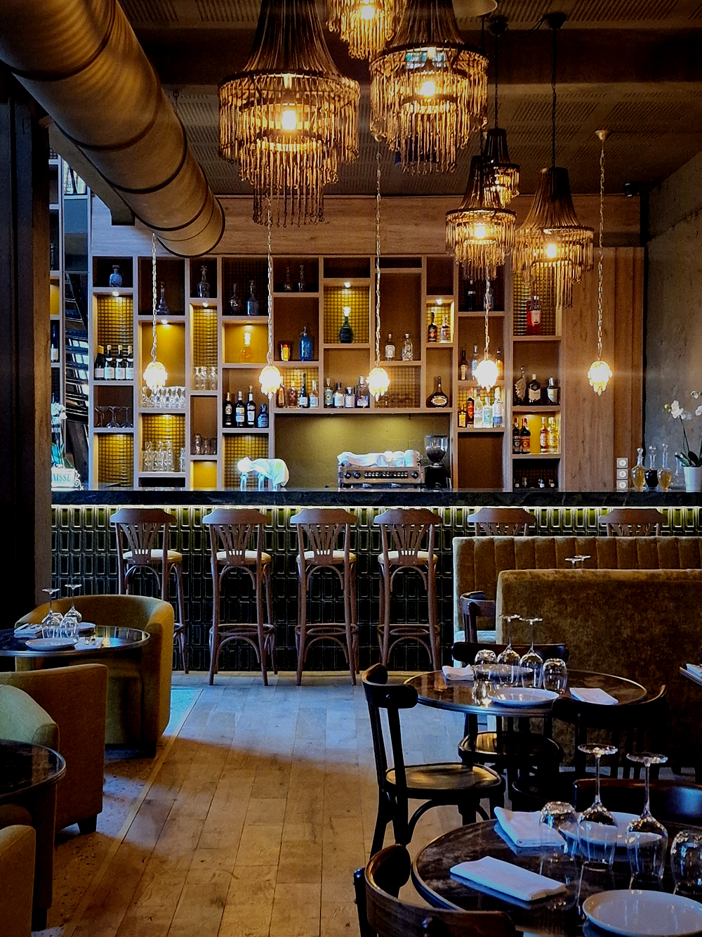 Le Coude à Coude à Mazargues, c'est un restaurant, un bar à vins, qui propose des plats soignés