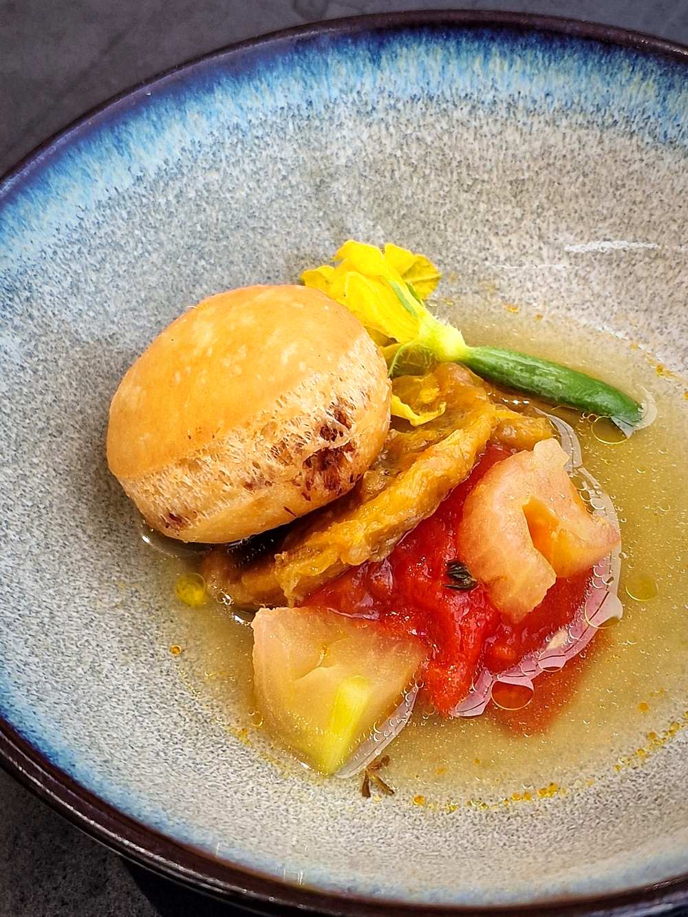 Amuse bouche tomate et crabe au restaurant les Trois Forts