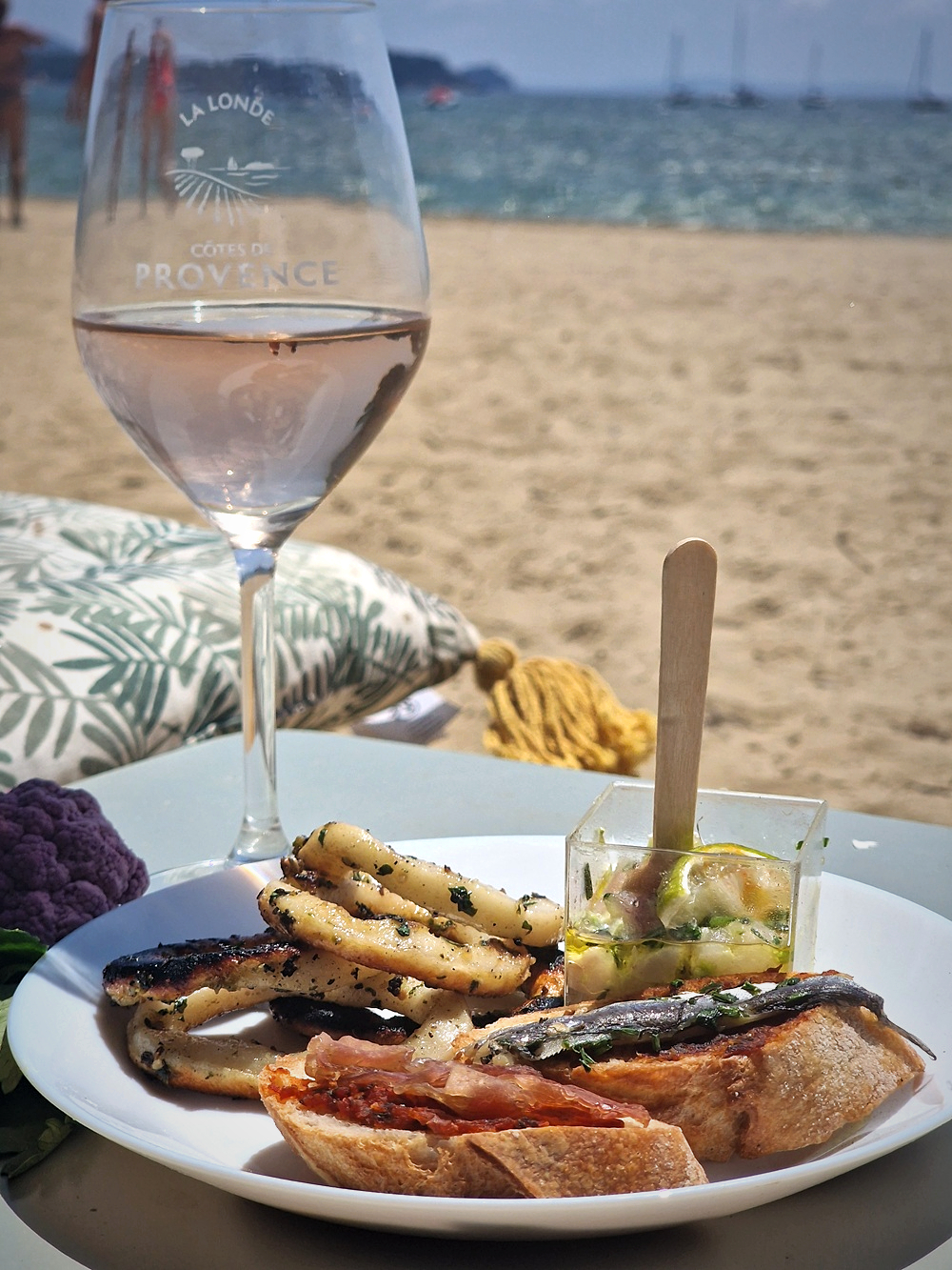 On trinque sur la plage à La Londe-les-Maures