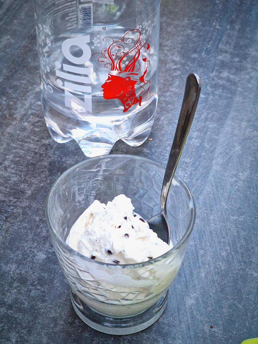 Eau de Zilia et galce stracciatella artisanale