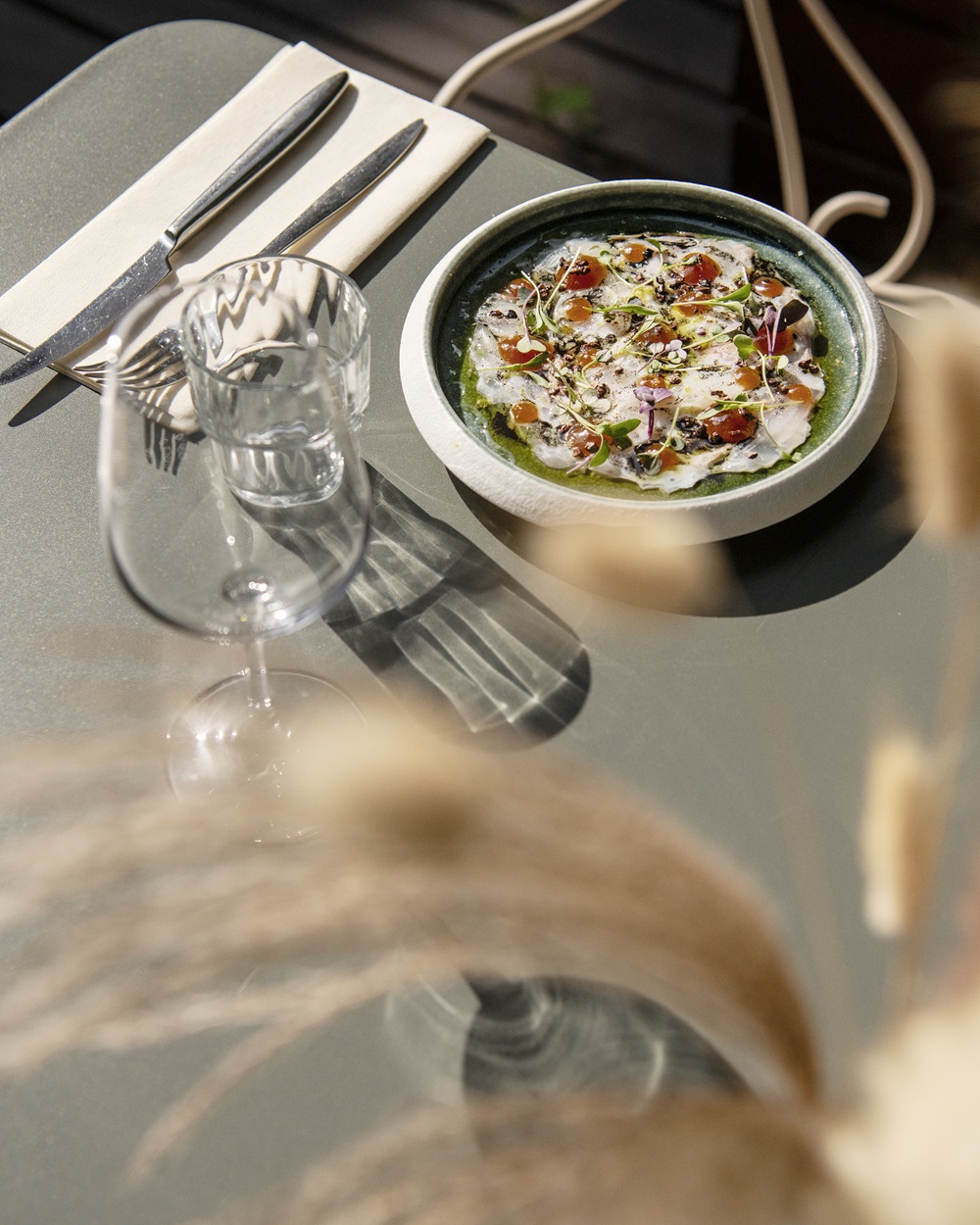 Le Jardin Montgrand est un restaurant unique en centre-ville, un jardin-écrin où l’on savoure une cuisine bistronomique méditerranéenne