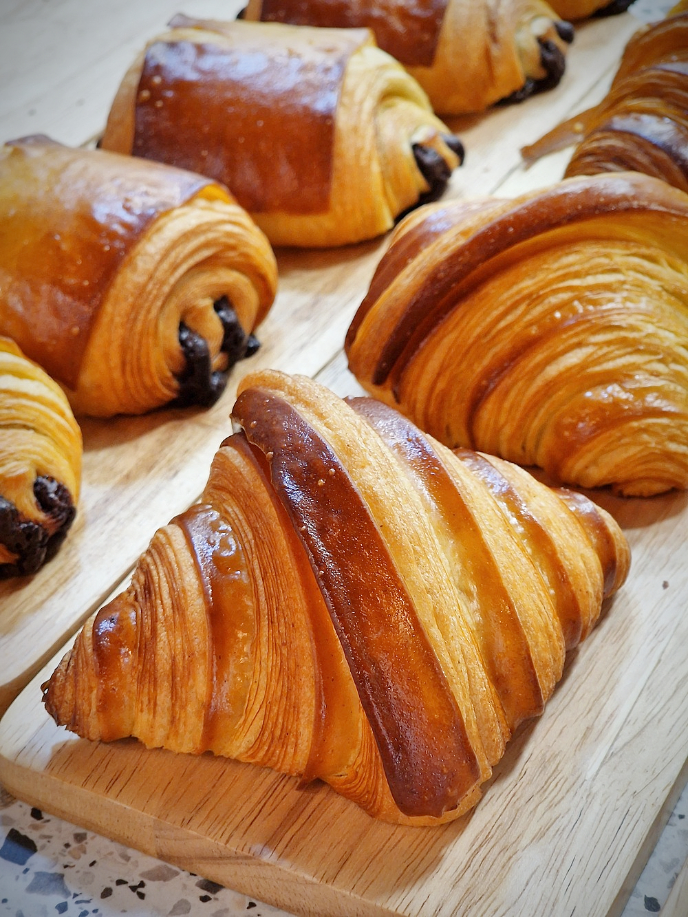 Chez Maison Léon, le bar à viennoiseries propose des croissants et pains au chocolat