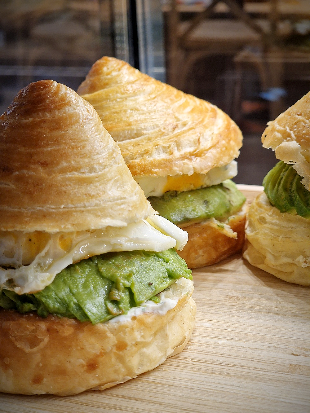 Chez Maison Léon, le bar à viennoiseries propose une multitude de recettes salées et sucrées, toutes élaborées à partir de pâte à croissants.