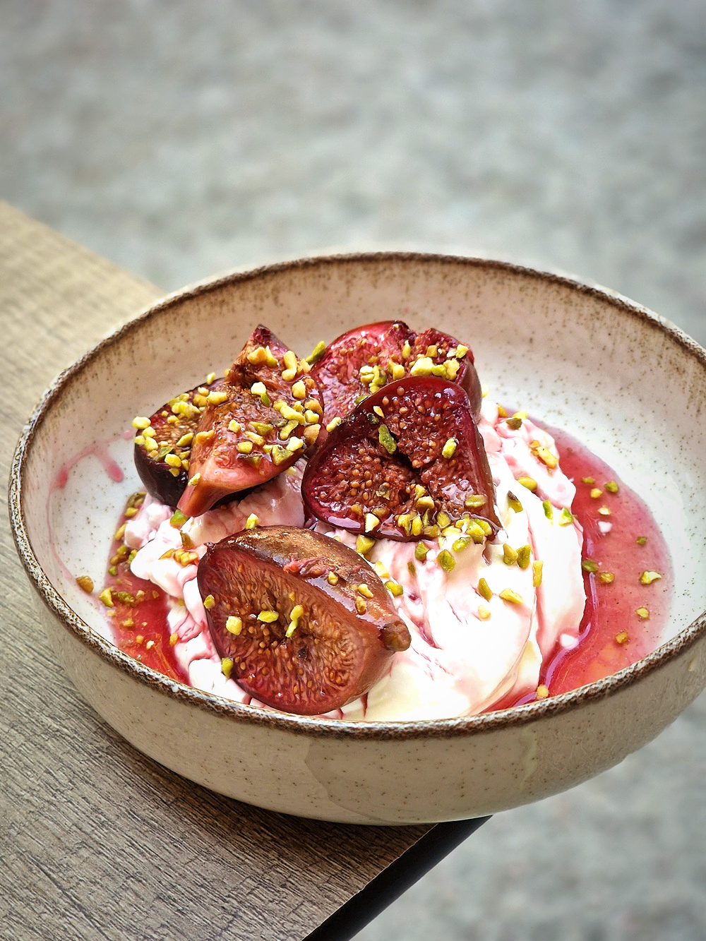 Chez OLLa à la Vieille Charité, des pêches au sirop et un labneh