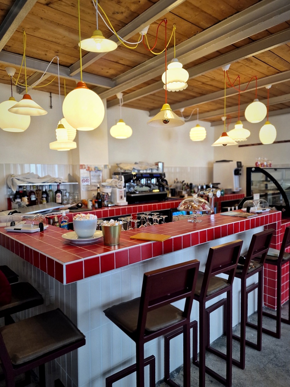 Muso Marseille, quartier Vauban, c'est un bar à l'italienne avec les luminaires boboboom