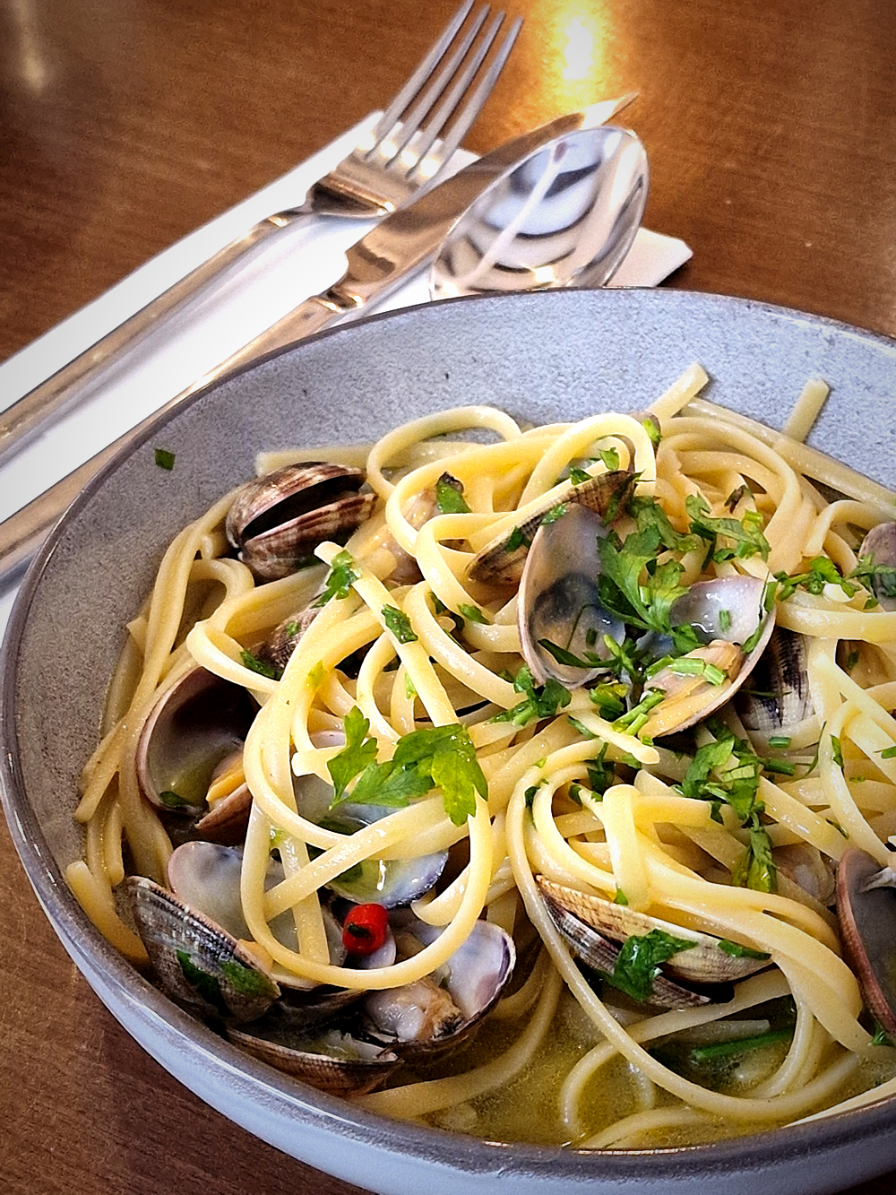 Due Porte marseille, rue des Trois Rois au cours Julien, des liguini aux palourdes