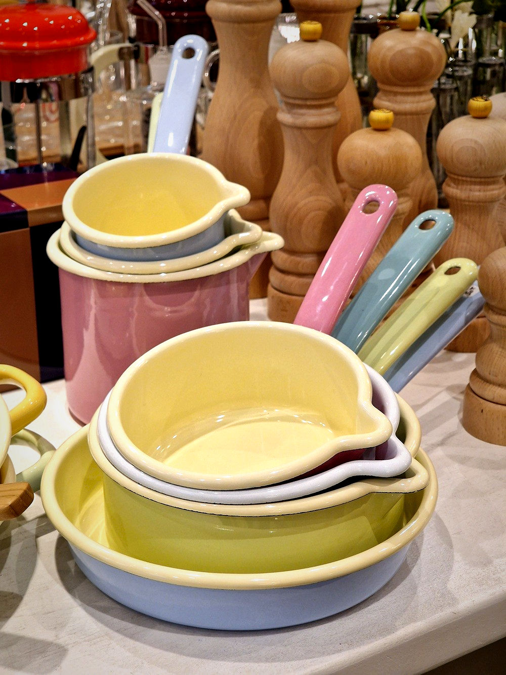 Casseroles à bec verseur en tôle émaillée en vente à la Maison marseillaise