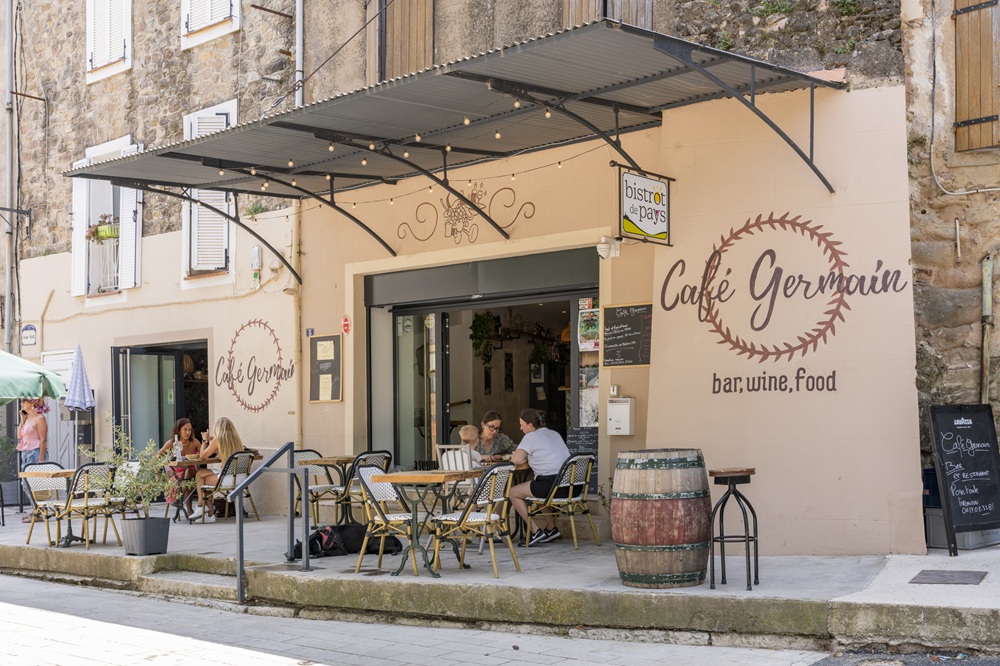 A Pourrières, dans le Var, le Café Germain attire les regards 