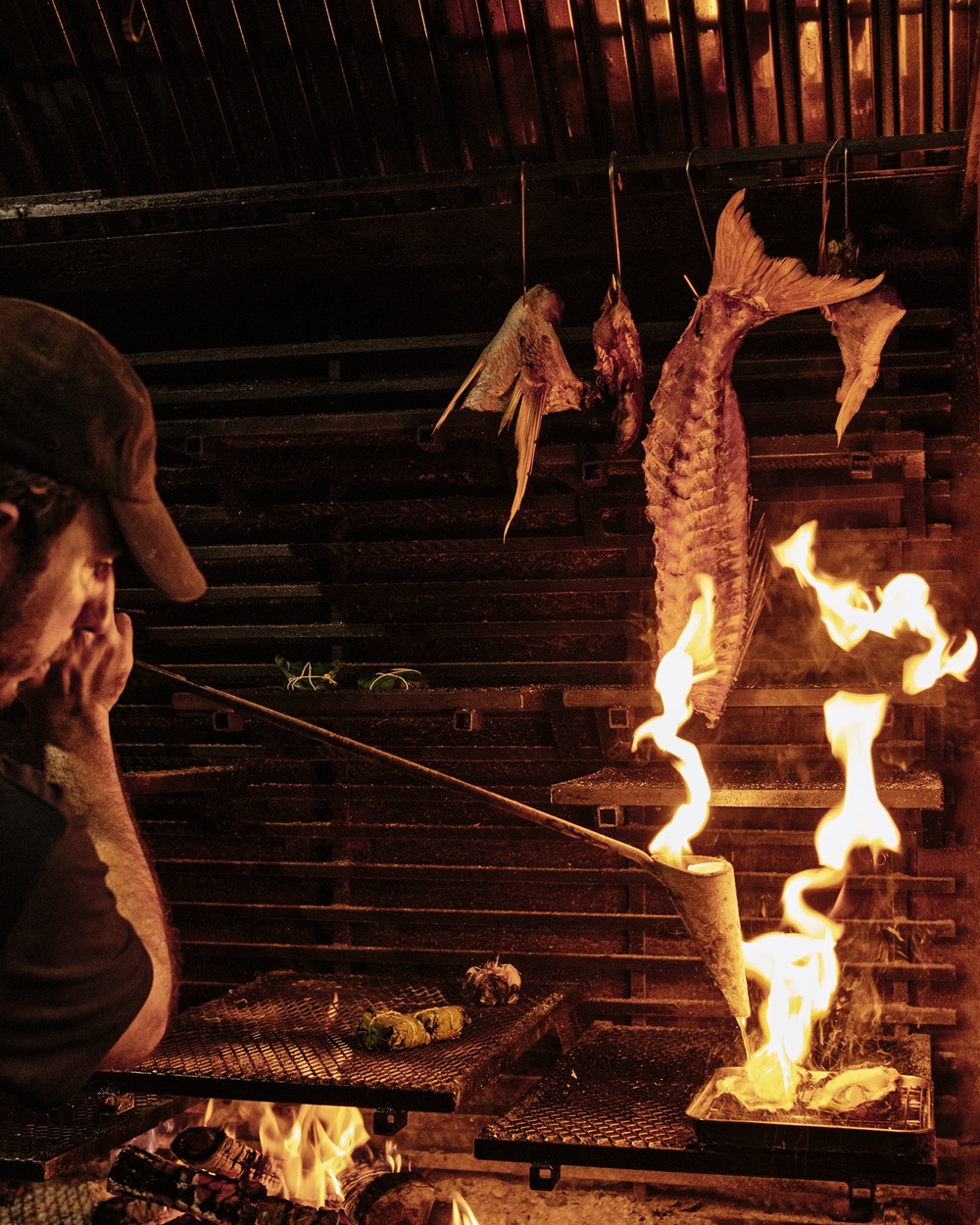 Au sein du restaurant Grenat, chaque plat raconte une histoire de flamme et de partage.