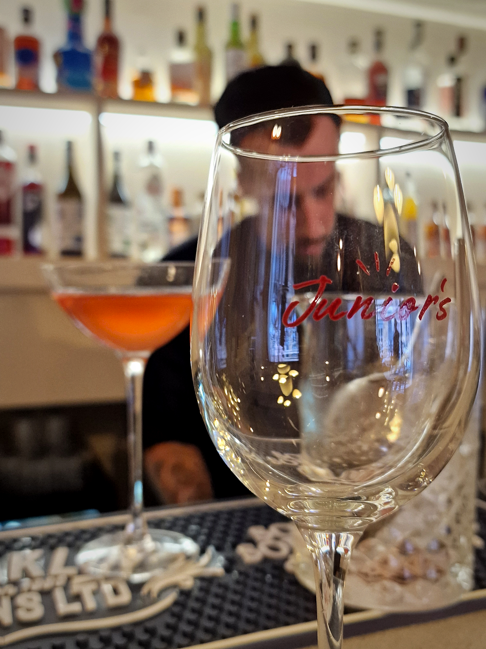 Junior’s, nouveau bar à cocktails, vins et tapas sur les hauteurs de Vauban à Marseille, signé Lauris Rossignol. Ambiance potes au comptoir