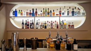 Junior’s, le bar marseillais où l’on vient seul… mais jamais sans amis