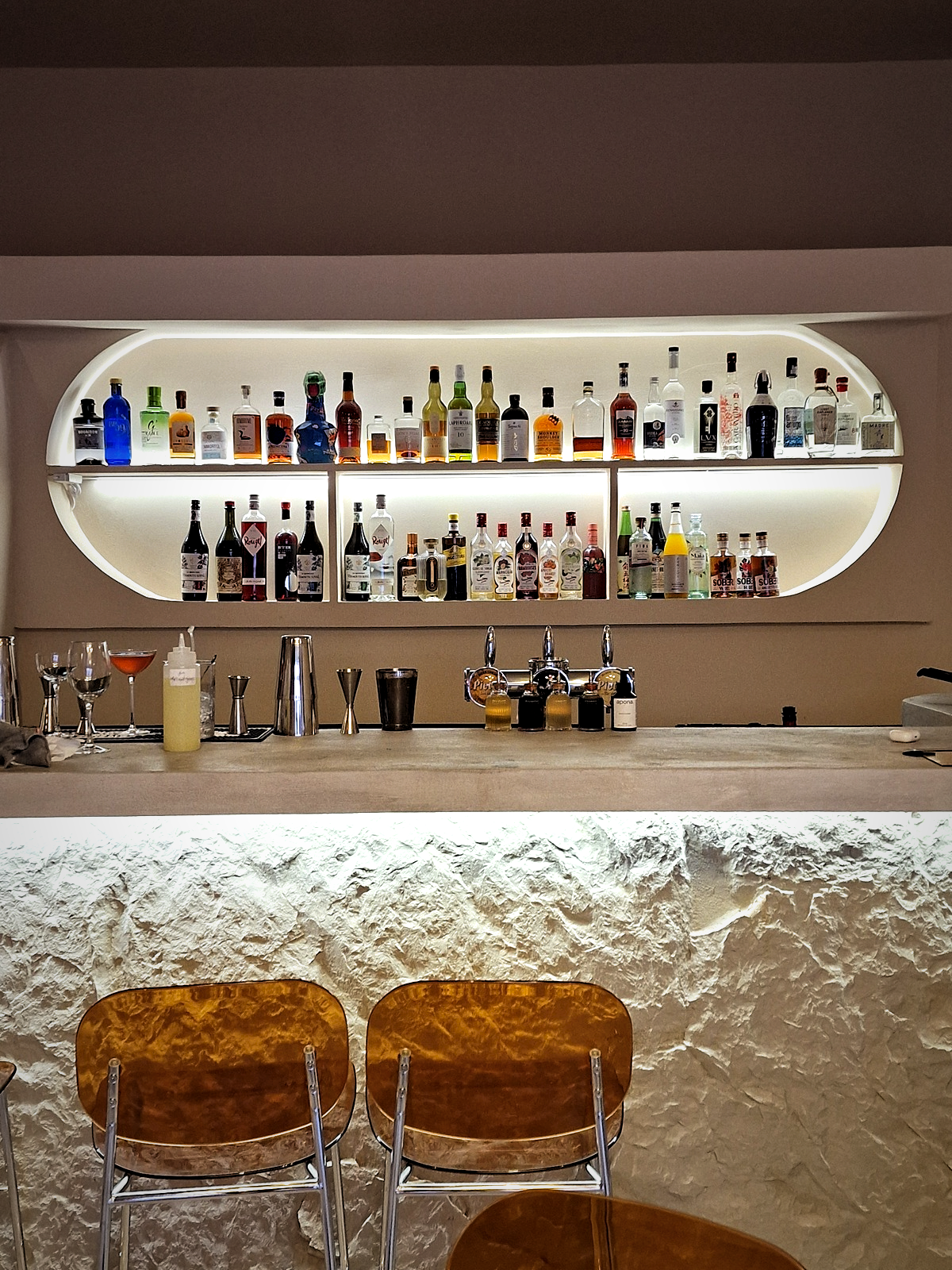 Junior’s, nouveau bar à cocktails, vins et tapas sur les hauteurs de Vauban à Marseille, signé Lauris Rossignol. Ambiance potes au comptoir