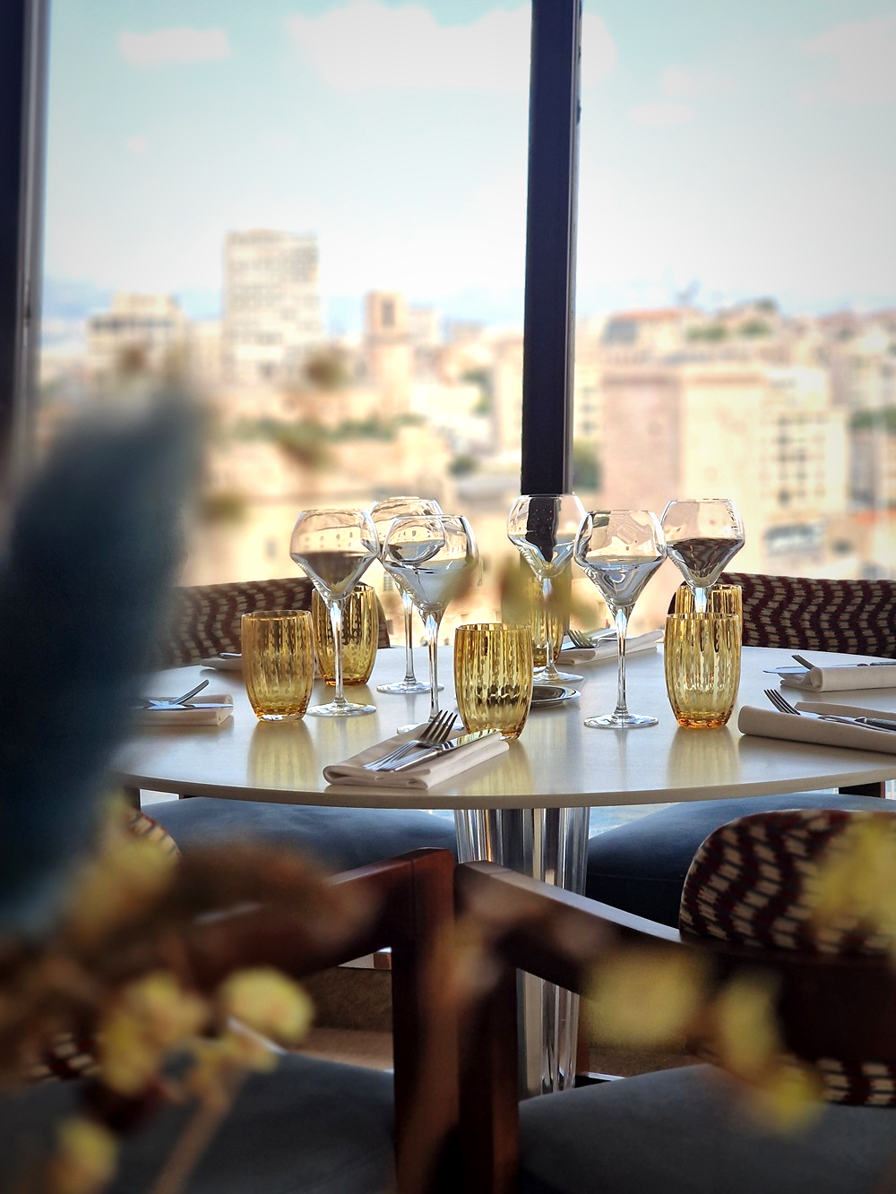 Les Trois-Forts (Sofitel Marseille Vieux-Port) révolutionne le déjeuner avec un menu à 49 € (parking inclus) alliant créativité et légèreté
