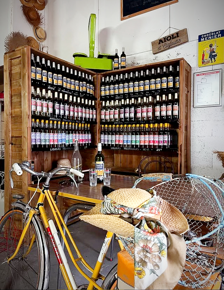 A la Distillerie des Alpillles, Julien Martinat a élaboré une gamme de pastis et spiritueux qui raconte toute une année de vie en Provence