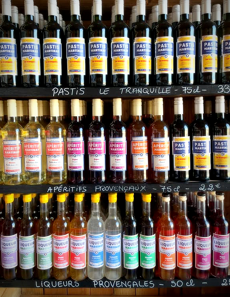 A la Distillerie des Alpillles, Julien Martinat a élaboré une gamme de pastis et spiritueux qui raconte toute une année de vie en Provence