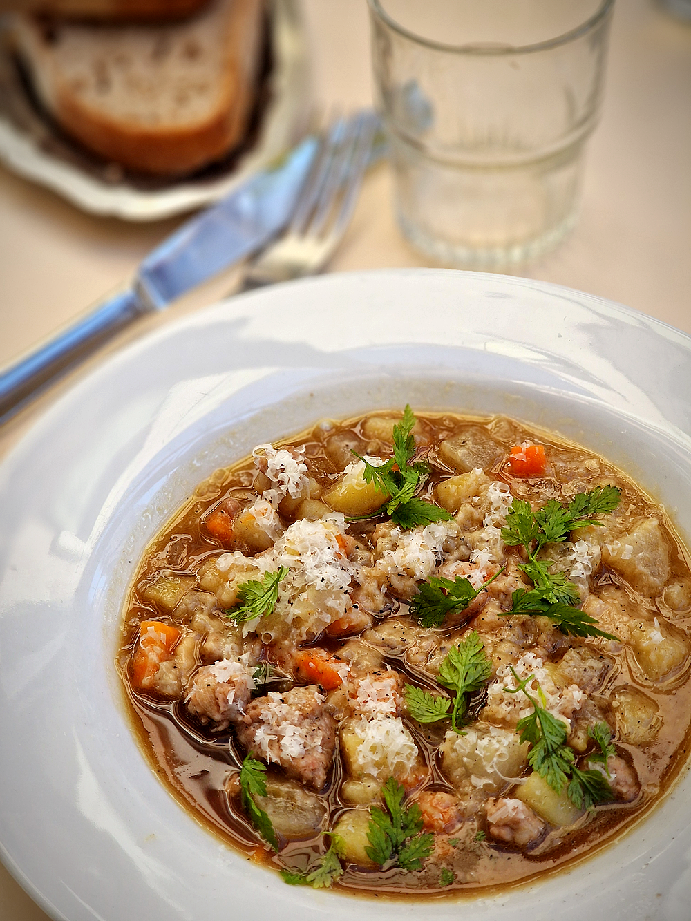 Maurice, le bistrot de la rue de Lodi  séduit avec son ardoise classico inventive, produits marseillais soignés, vins nature et accueil copain