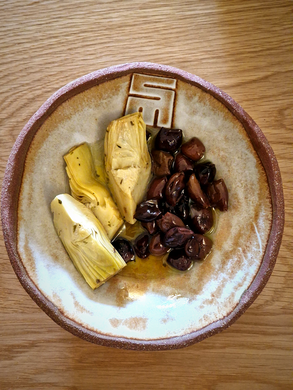 Olives taggiasche et artichauts à l'huile