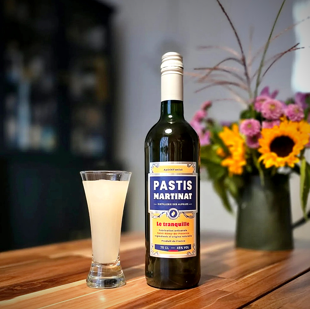 A la Distillerie des Alpillles, Julien Martinat a élaboré un pastis baptisé "le Tranquille"