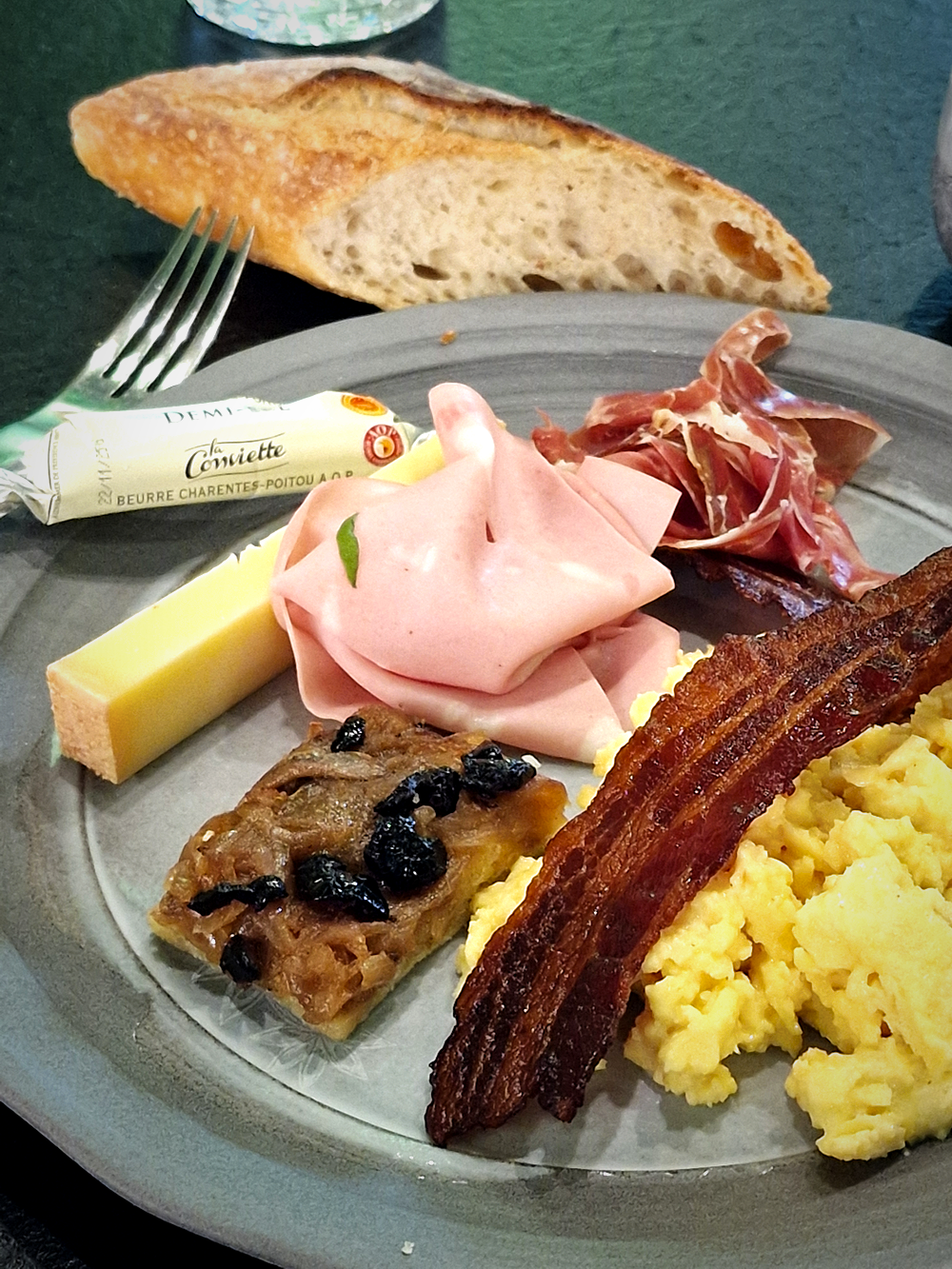 Brunch dominical chez Maison Yellow à Marseille : ambiance conviviale, buffets à volonté, produits locaux et équipe aux petits soins