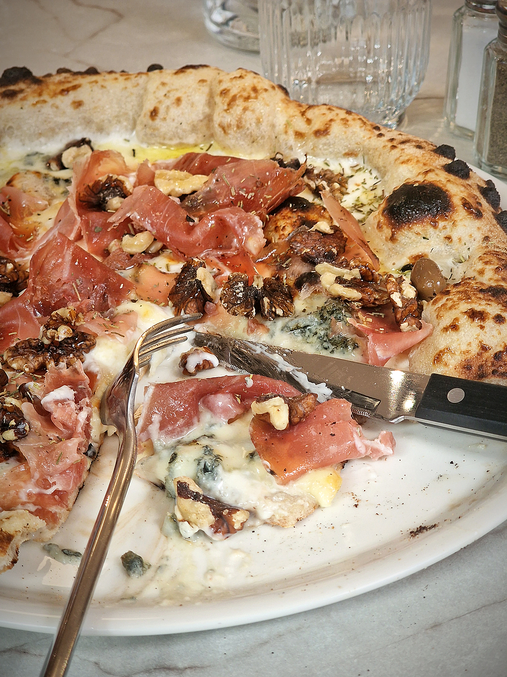 la pizza servie chez Pinocchio rue Francis-Davso