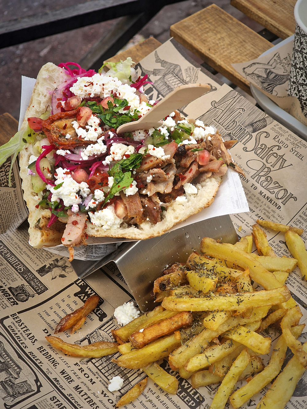 Le Frisch Cag Kebap du cours Julien qui se fait rôtir au feu de bois