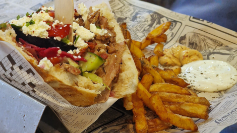 Le Frisch Cag Kebap du cours Julien qui se fait rôtir au feu de bois