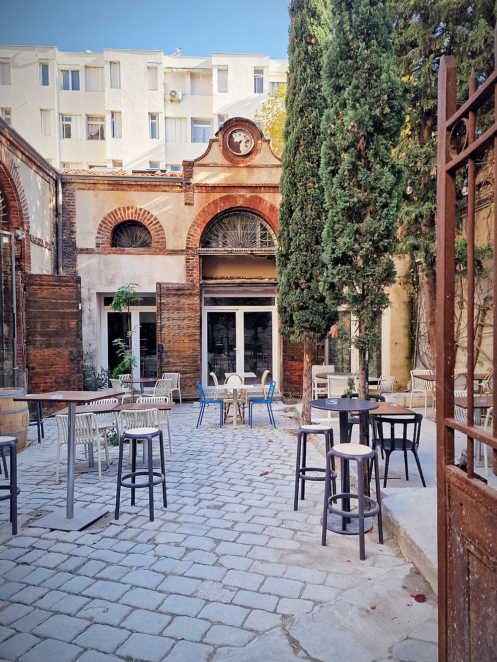 L'huilerie, ce sont de vastes hangars avec un beau comptoir et des espaces évolutifs, du café-croissant jusqu'au DJ lorsque tombe la nuit