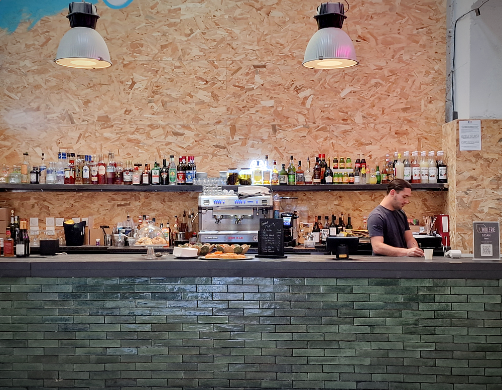 L'huilerie, ce sont de vastes hangars avec un beau comptoir et des espaces évolutifs, du café-croissant jusqu'au DJ lorsque tombe la nuit