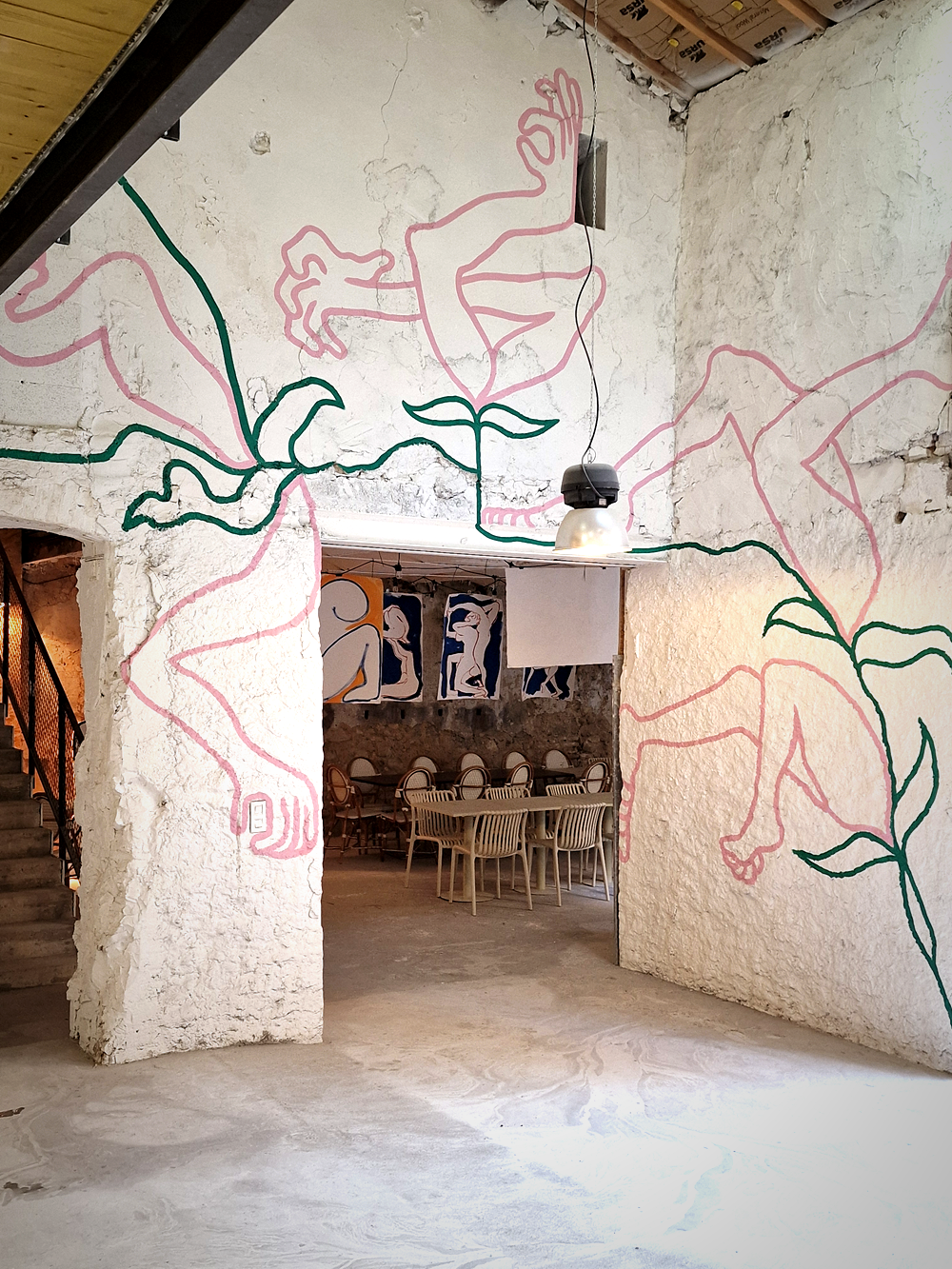 L'huilerie, ce sont de vastes hangars avec un beau comptoir et des espaces évolutifs, du café-croissant jusqu'au DJ lorsque tombe la nuit