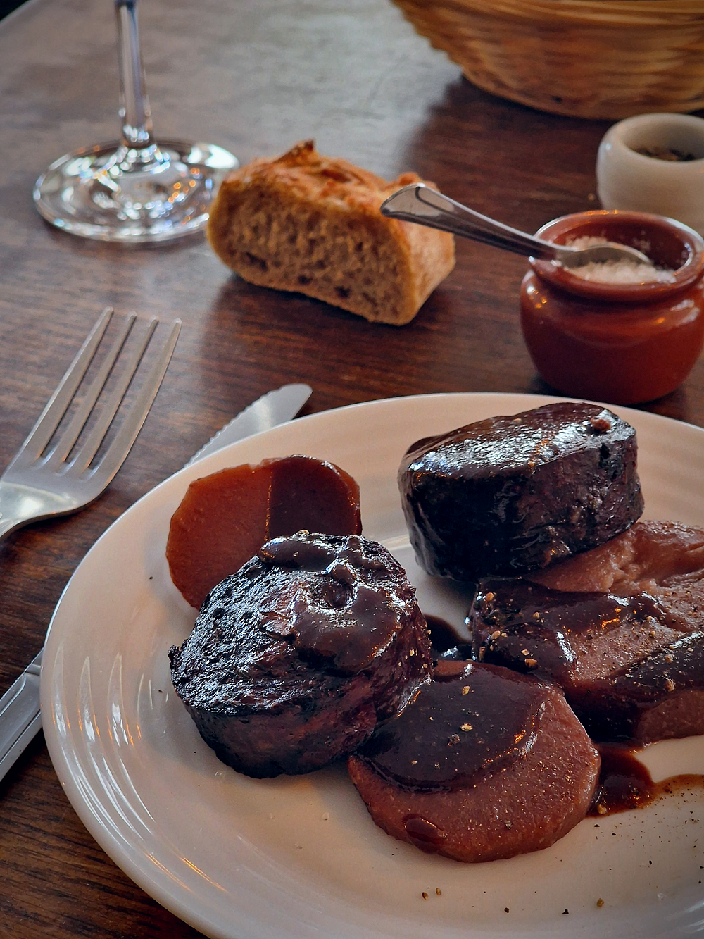 Chez Groin, le cochon, le foie gras, les plats franchouillards et les vins sincères signent le style de ce bistrot authentique et amical