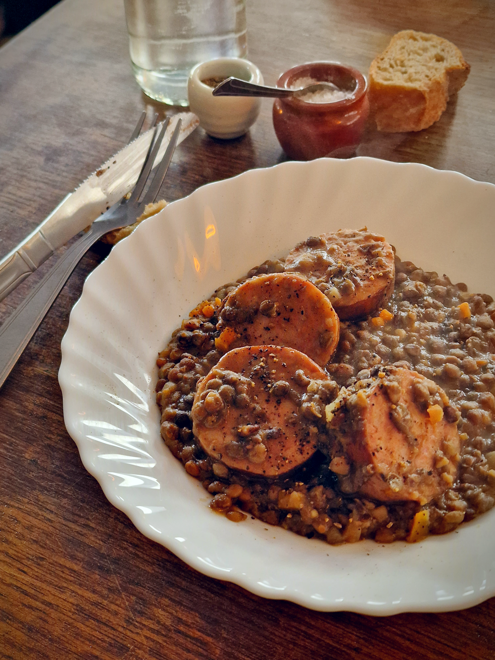 Chez Groin, le cochon, le foie gras, les plats franchouillards et les vins sincères signent le style de ce bistrot authentique et amical