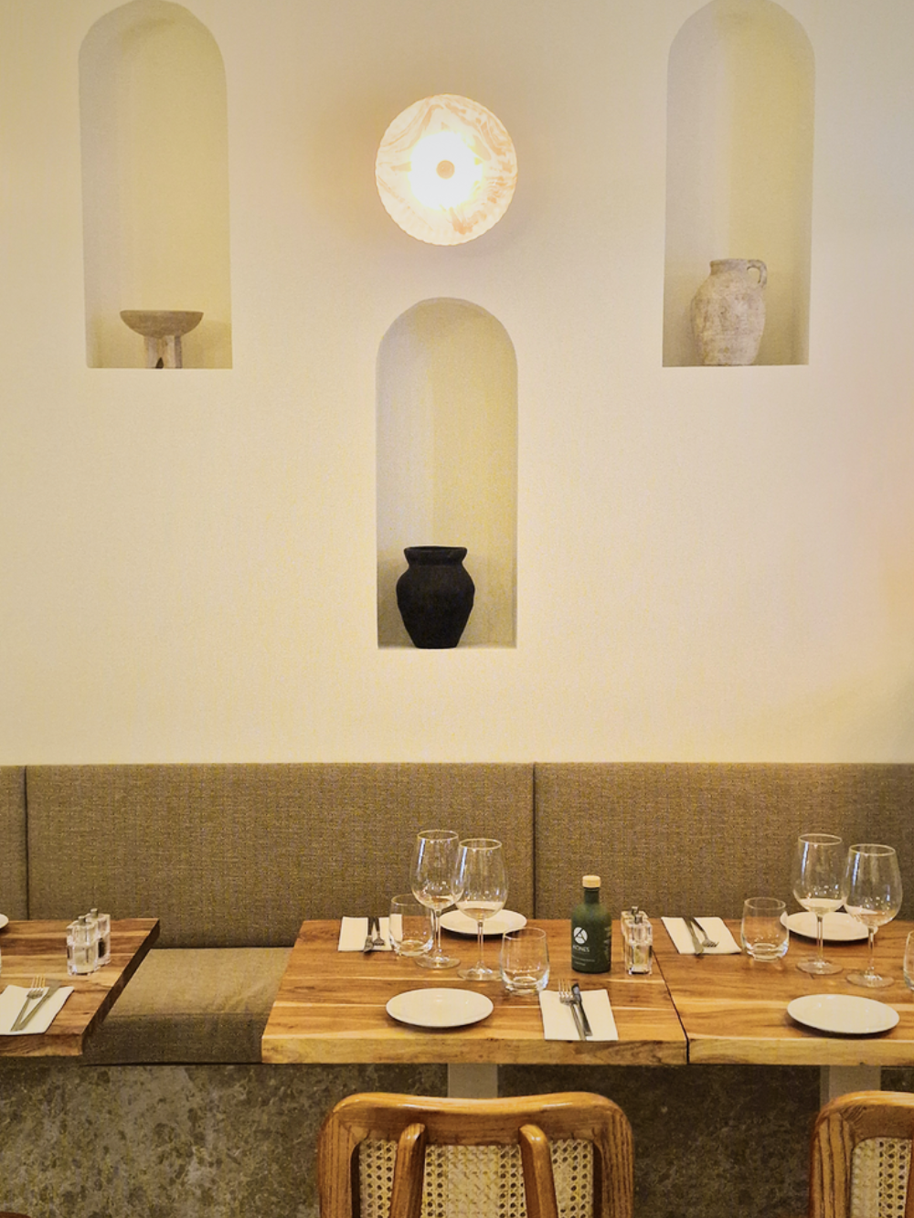 Kima, table grecque de style méditerranéen célèbre saveurs franches, recettes rustiques et ambiance amicale 