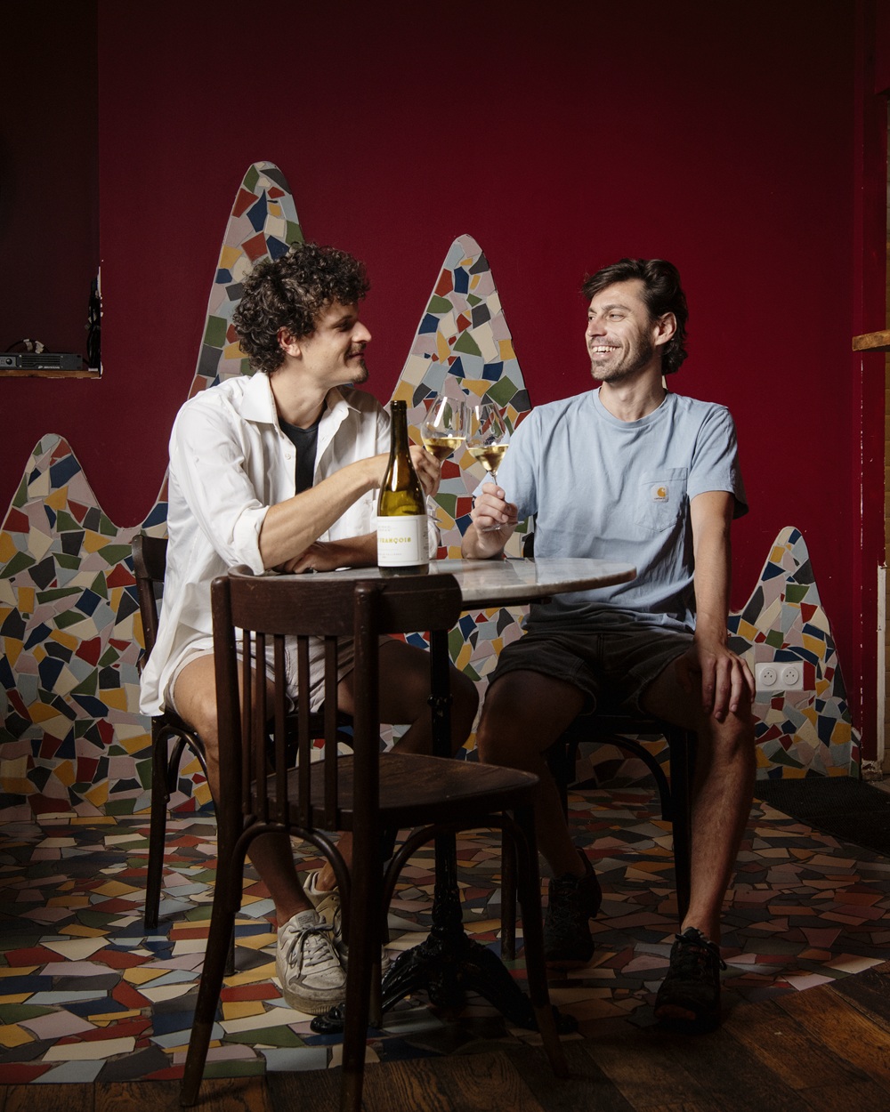 Chez Les Rigoles, la cuisine appelle le vin qui appelle la cuisine. Les quilles s’enivrent de vins vivants, un récit de la vigne à la cave